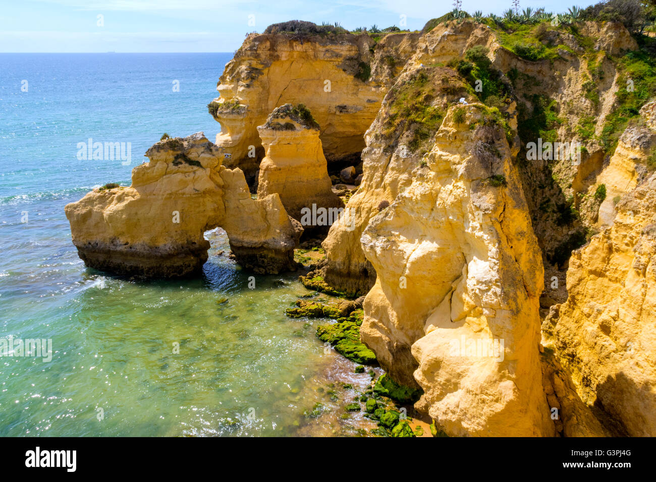 Scogli di roccia nei pressi di Armacao de Pera, Portogallo Foto Stock