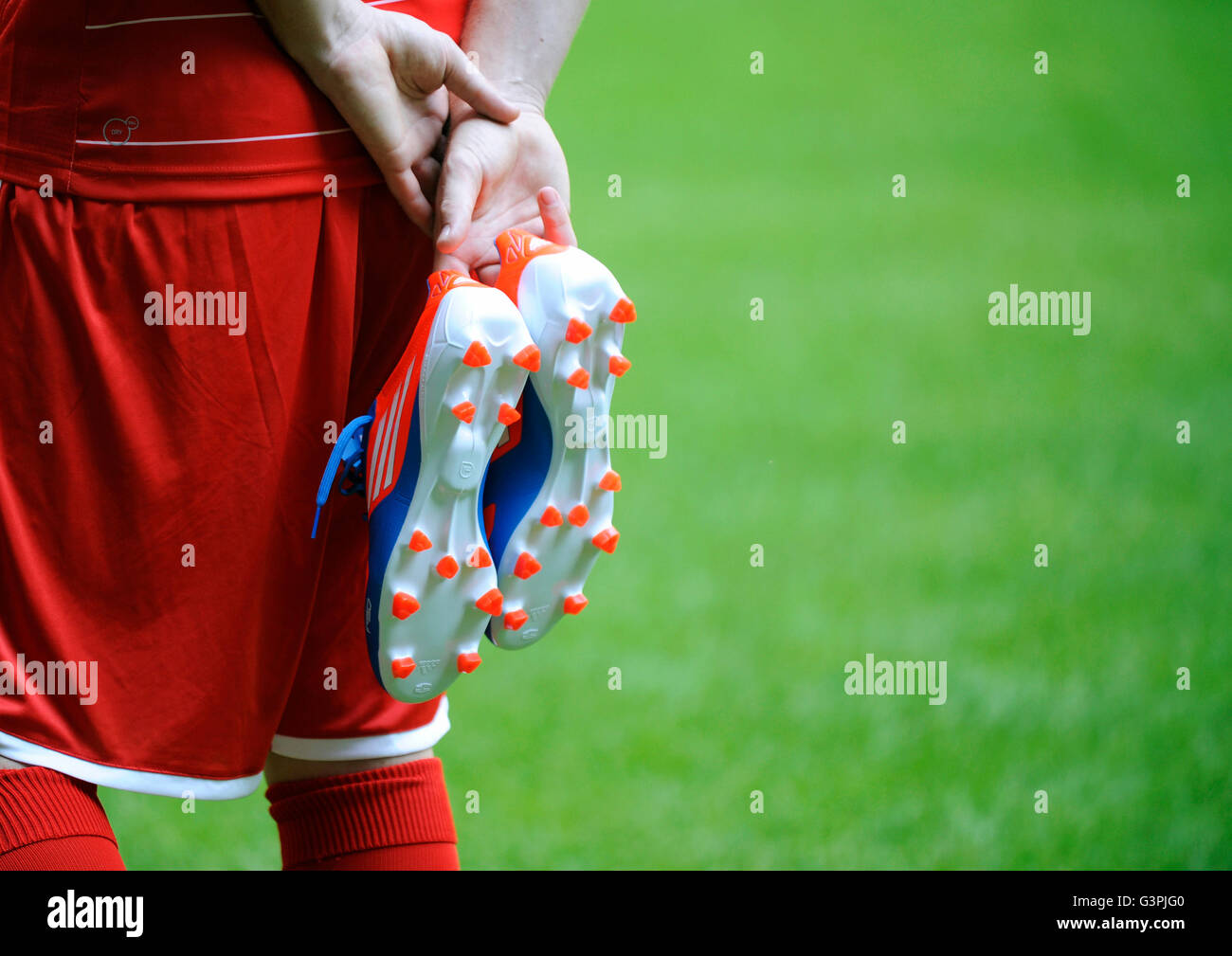 Un giocatore di Fortuna Duesseldorf tenendo la sua scarpa da calcio dietro la schiena, sessione di foto per il 2012-2013 stagione calcistica Foto Stock