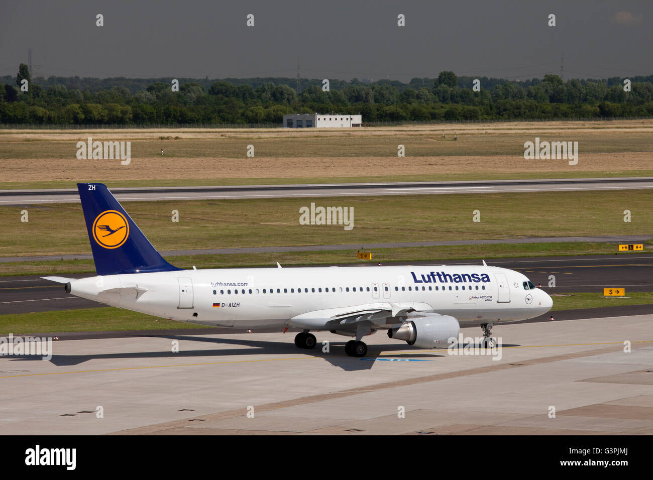 Aerei Lufthansa su asfalto, pista, Airbus A320-200, Duesseldorf Airport, regione della Renania, Renania settentrionale-Vestfalia Foto Stock