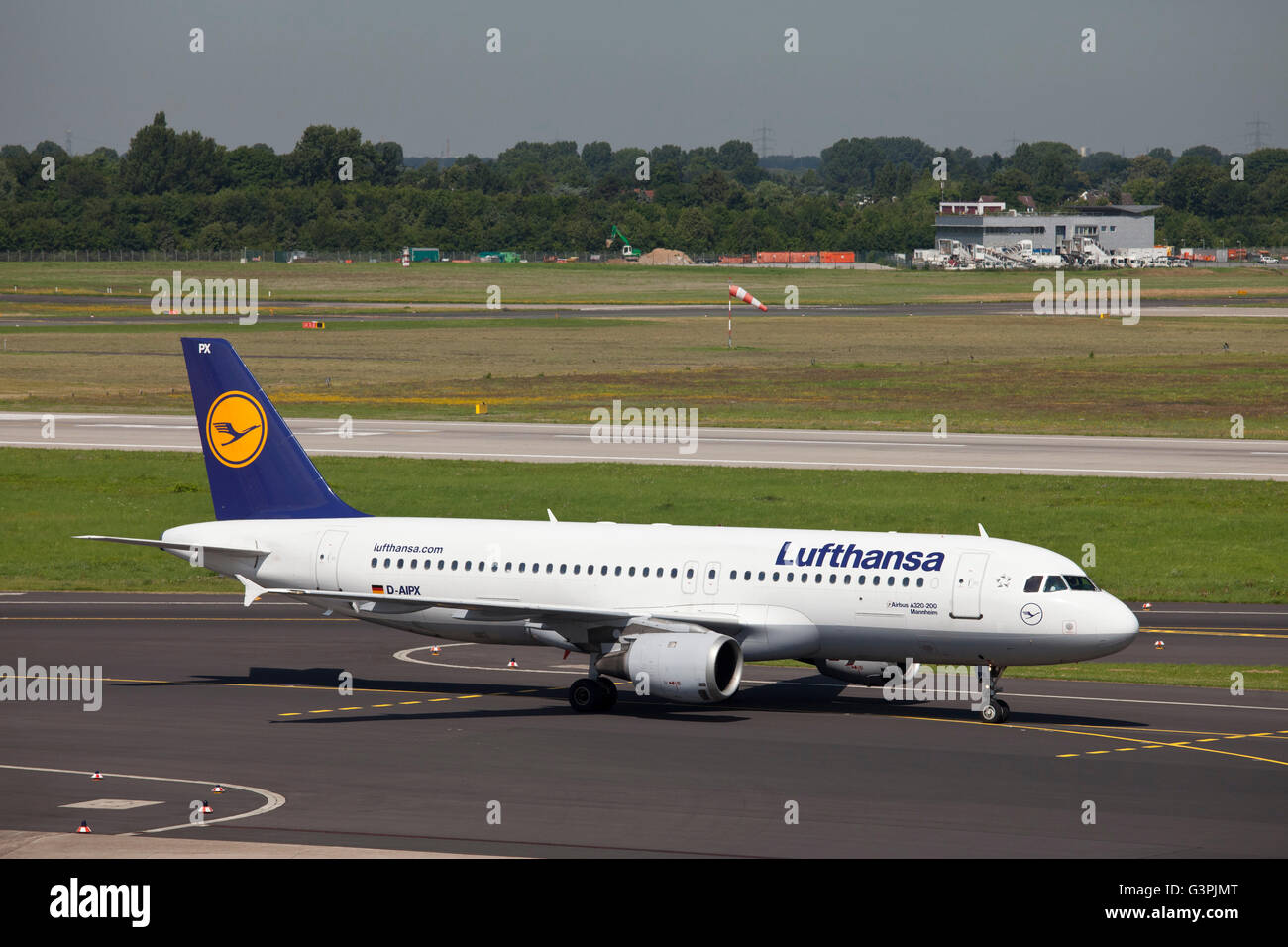 Lufthansa, aeromobili Airbus A320-200 di Mannheim, l'asfalto, pista, Duesseldorf Airport, regione renana Foto Stock