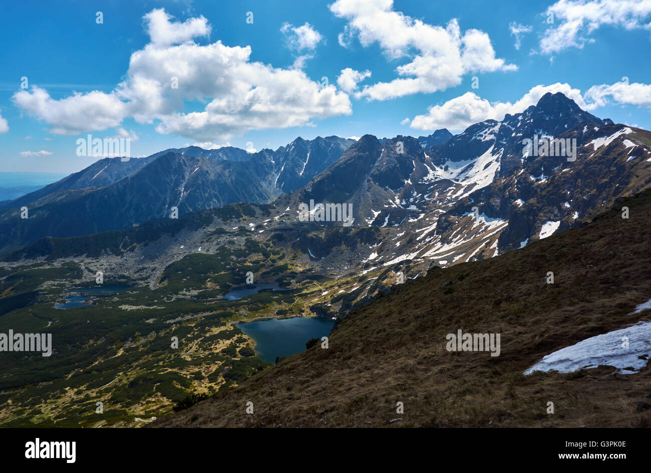 Laghi glaciali e picchi rocciosi nelle montagne Tatra in Polonia Foto Stock