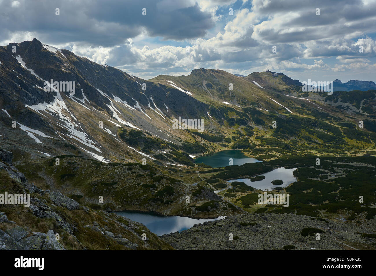 Laghi glaciali e picchi rocciosi nelle montagne Tatra in Polonia Foto Stock