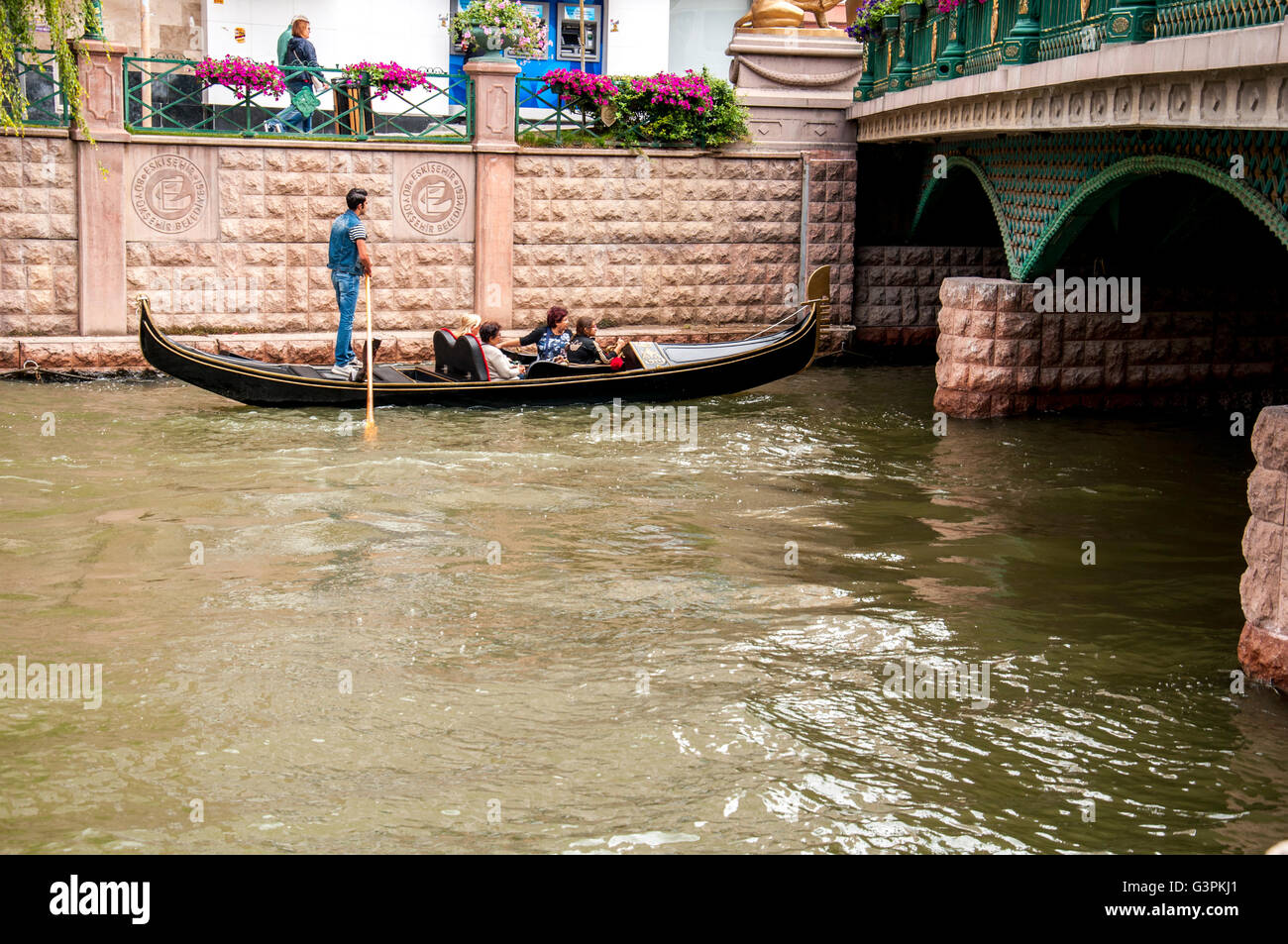 Le gondole sono la vela nel fiume Porsuk Foto Stock