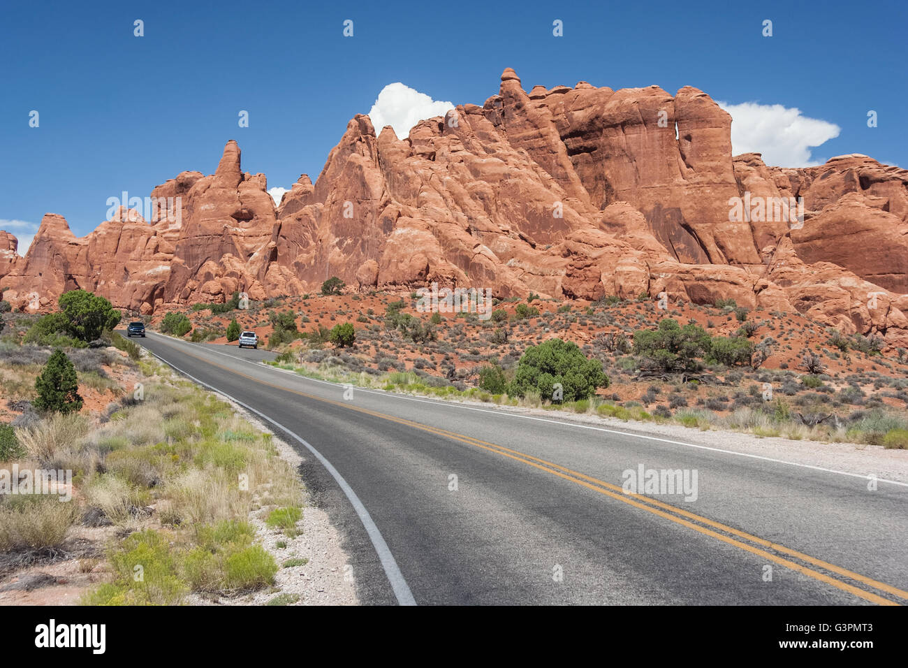 Panoramica autostrada tra pietrificate dune e fornace ardente al Parco Nazionale di Arches, Utah, Stati Uniti d'America Foto Stock