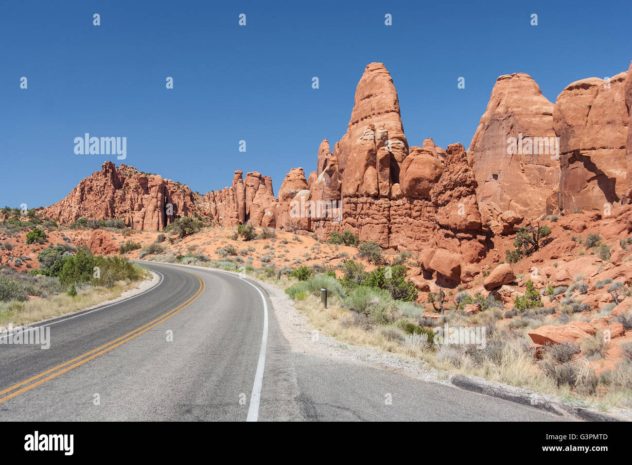 Panoramica autostrada tra pietrificate dune e fornace ardente al Parco Nazionale di Arches, Utah, Stati Uniti d'America Foto Stock