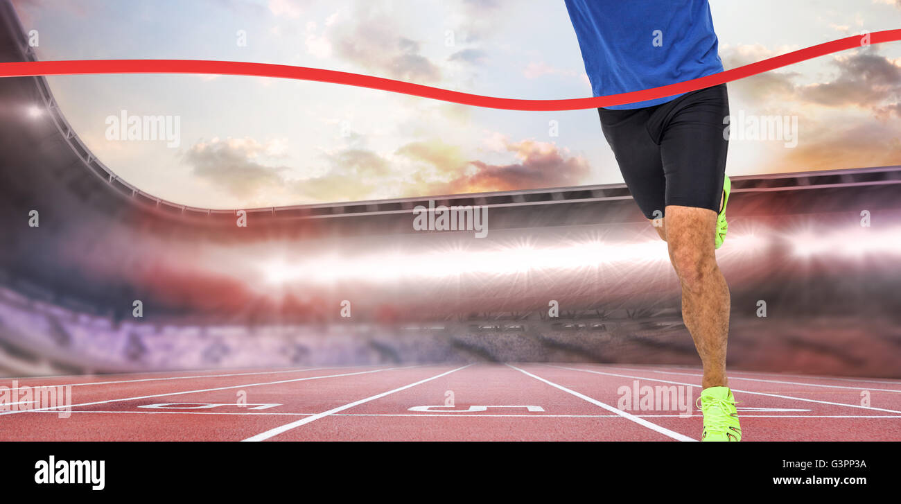 Immagine composita di atleta maschio in esecuzione su sfondo bianco Foto Stock