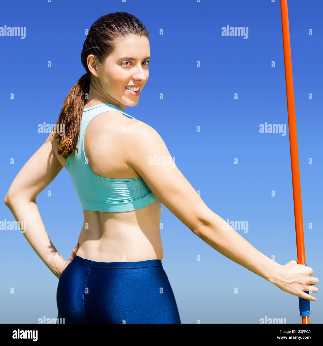 Immagine composita della vista posteriore della donna sportivo tenendo un giavellotto Foto Stock