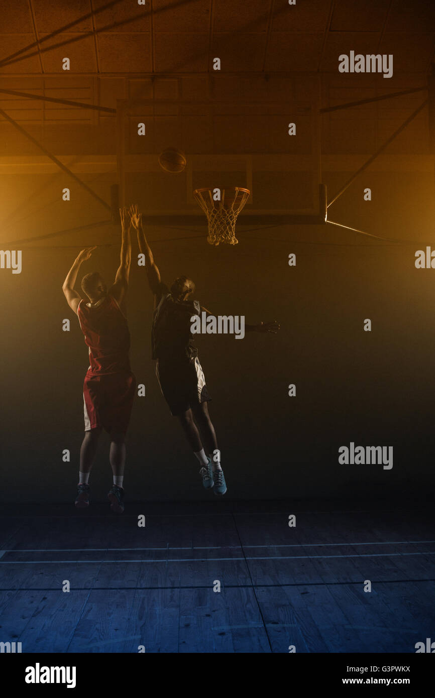 Due giocatore di basket : una ripresa, uno jumping Foto Stock