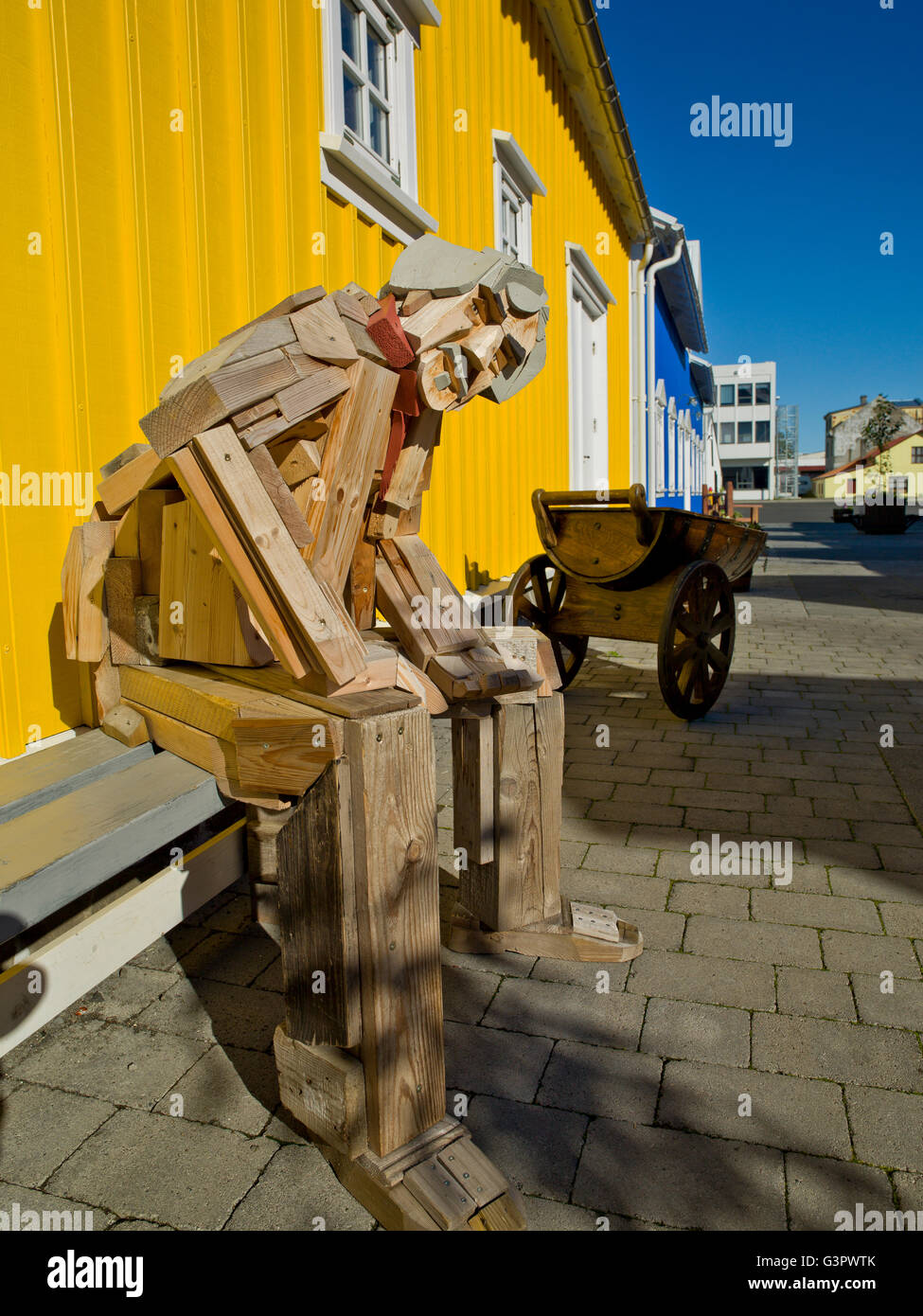 Hannes Boy Cafe con statue lignee, Siglufjörður Affitto, Islanda. Un piccolo villaggio nel nord dell'Islanda. Foto Stock