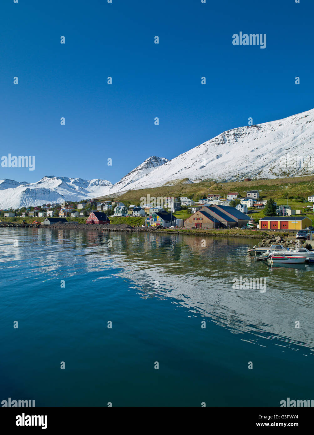 Sigulfjordur, un piccolo villaggio nel nord dell'Islanda Foto Stock