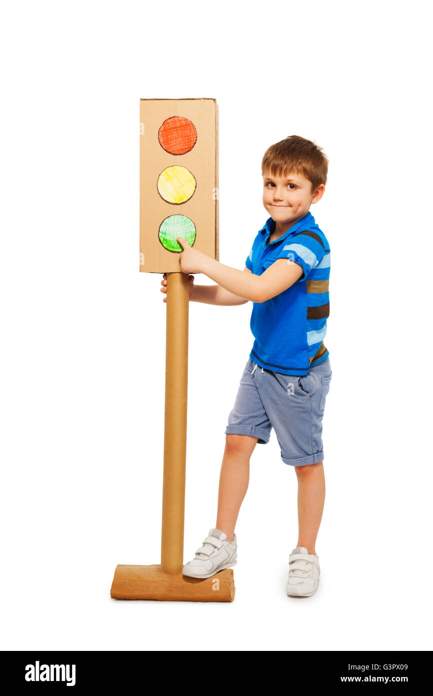 Kid ragazzo puntando al segnale verde del semaforo Foto Stock