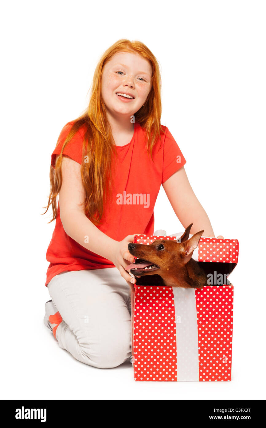 I capelli rossi che le ragazze ricevono cane come presente Foto Stock