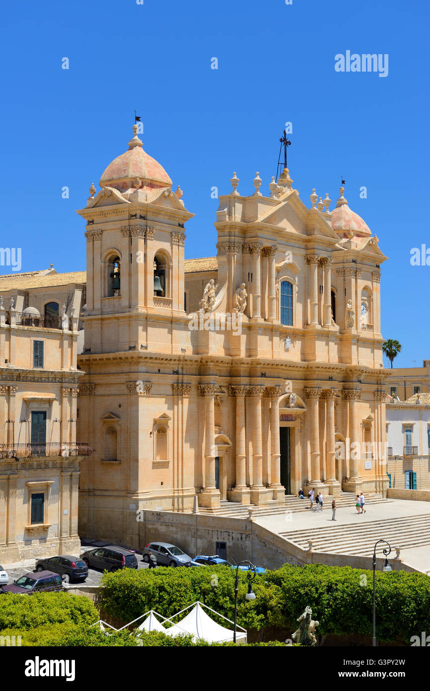 Cattedrale di Noto (La Chiesa Madre di San Nicolò) dal tetto di San Carlo al Corso chiesa, Noto, Sicilia, Italia Foto Stock