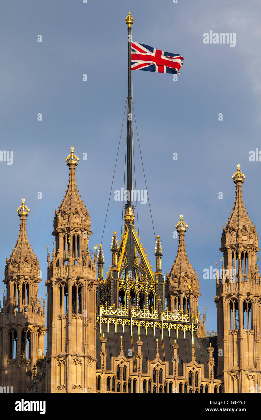 L'Unione battenti bandiera dalla cima della torre di Victoria presso le Case del Parlamento europeo a Londra. Foto Stock