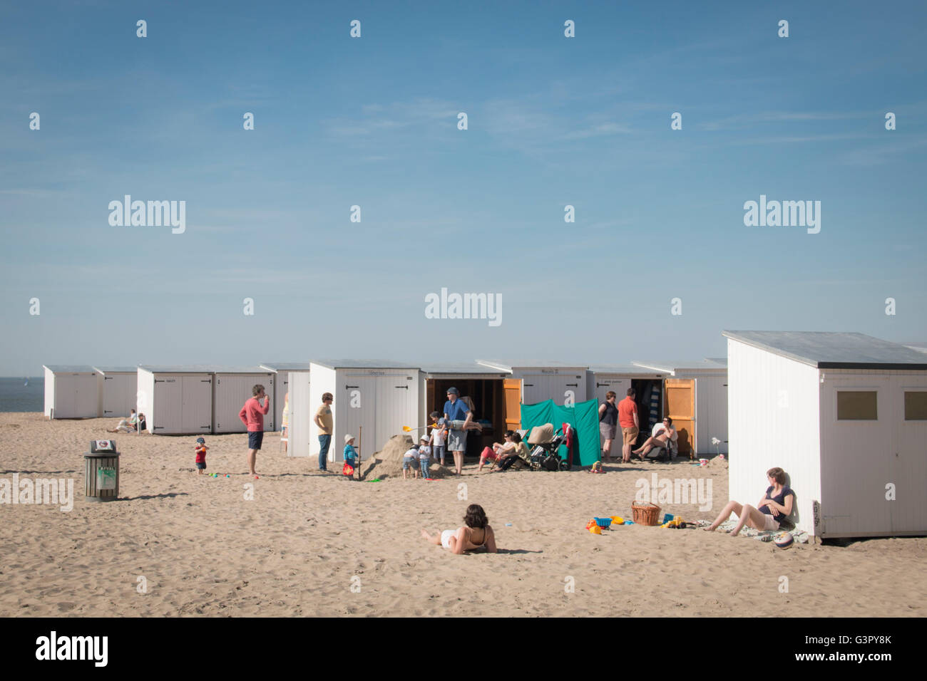 La gente sulla spiaggia di Knokke, Belgio Foto Stock