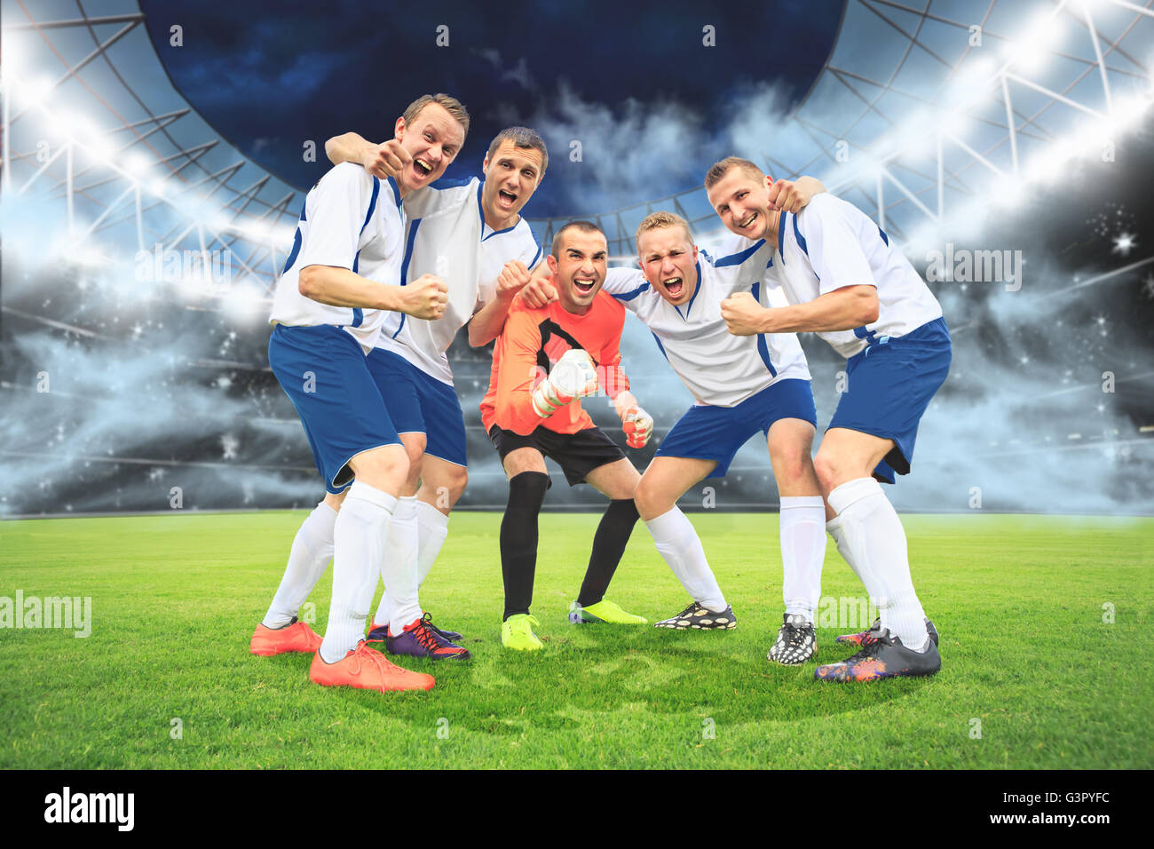 Scene da un calcio o del gioco del calcio con il tifo lettore maschio Foto Stock