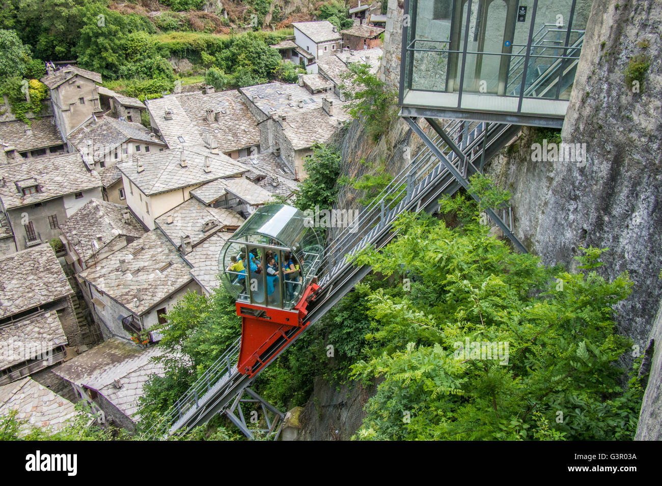 La funicolare a forte, forte di Bard (Bard Fort), Valle d'Aosta regione nel nord-ovest dell'Italia. Foto Stock