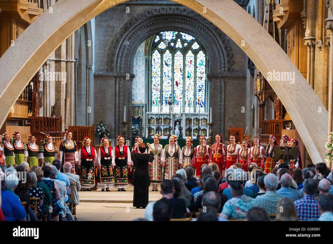 Il 10 giugno 2016. Festival della voce - folk bulgaro coro 'Le Mystere des Voix Bulgares' eseguire a Llandaff Cathedral, Cardiff. Foto Stock