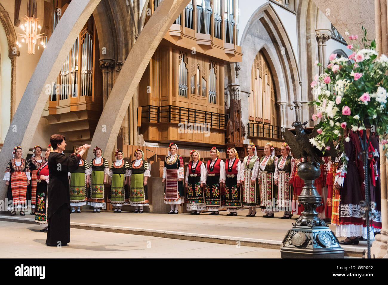 Il 10 giugno 2016. Festival della voce - folk bulgaro coro 'Le Mystere des Voix Bulgares' eseguire a Llandaff Cathedral, Cardiff. Foto Stock