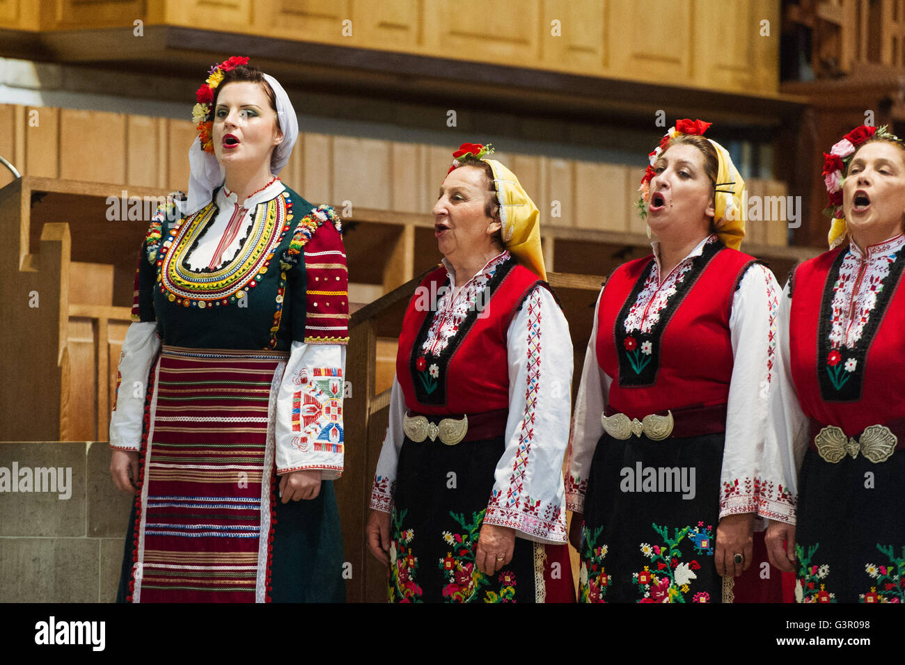 Il 10 giugno 2016. Festival della voce - folk bulgaro coro 'Le Mystere des Voix Bulgares' eseguire a Llandaff Cathedral, Cardiff. Foto Stock