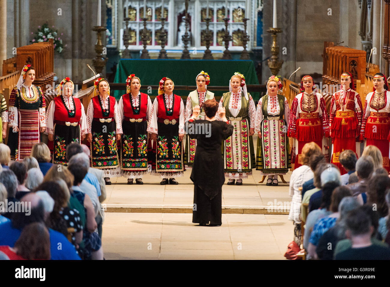 Il 10 giugno 2016. Festival della voce - folk bulgaro coro 'Le Mystere des Voix Bulgares' eseguire a Llandaff Cathedral, Cardiff. Foto Stock