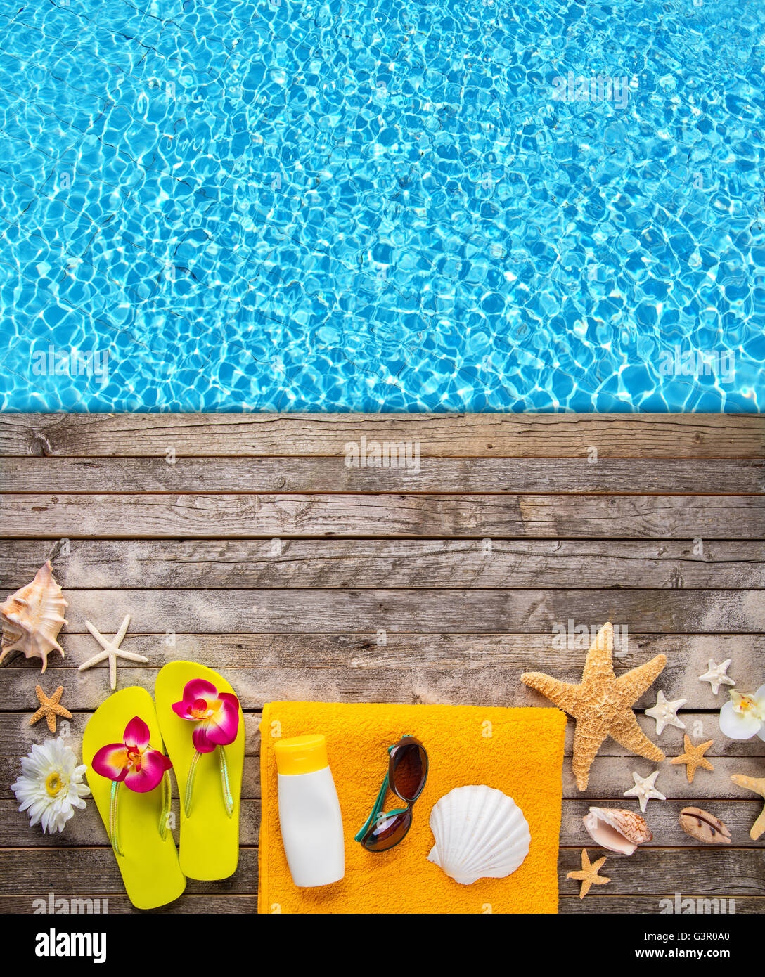 Spiaggia accessori su sfondo di legno posto al di sopra della piscina. Copyspace per testo Foto Stock