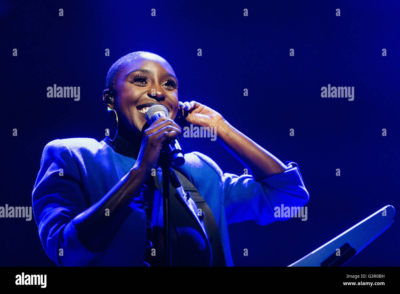 Laura Mvula esegue al Wales Millennium Centre di Cardiff Bay come parte inaugurale del Festival della voce. Foto Stock