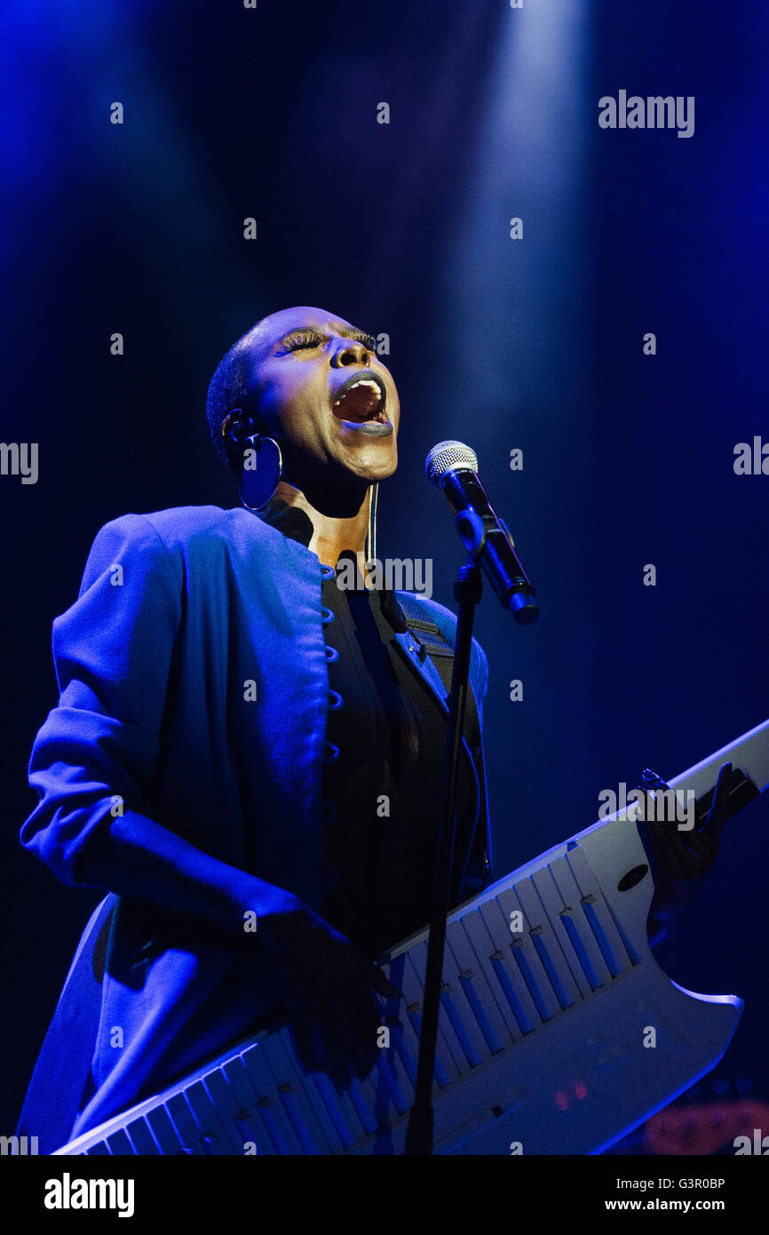 Laura Mvula esegue al Wales Millennium Centre di Cardiff Bay come parte inaugurale del Festival della voce. Foto Stock