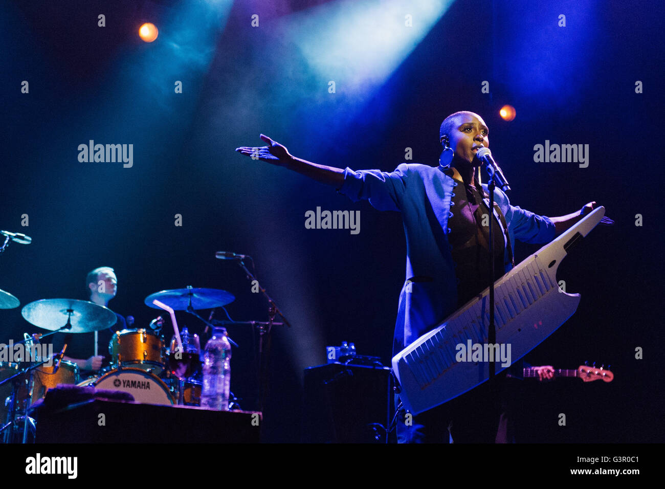 Laura Mvula esegue al Wales Millennium Centre di Cardiff Bay come parte inaugurale del Festival della voce. Foto Stock