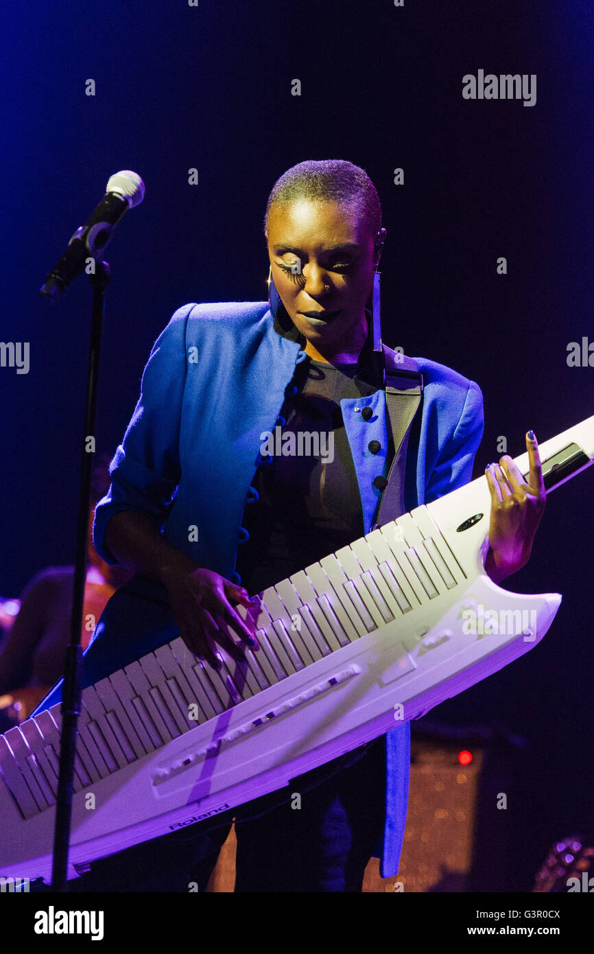 Laura Mvula esegue al Wales Millennium Centre di Cardiff Bay come parte inaugurale del Festival della voce. Foto Stock