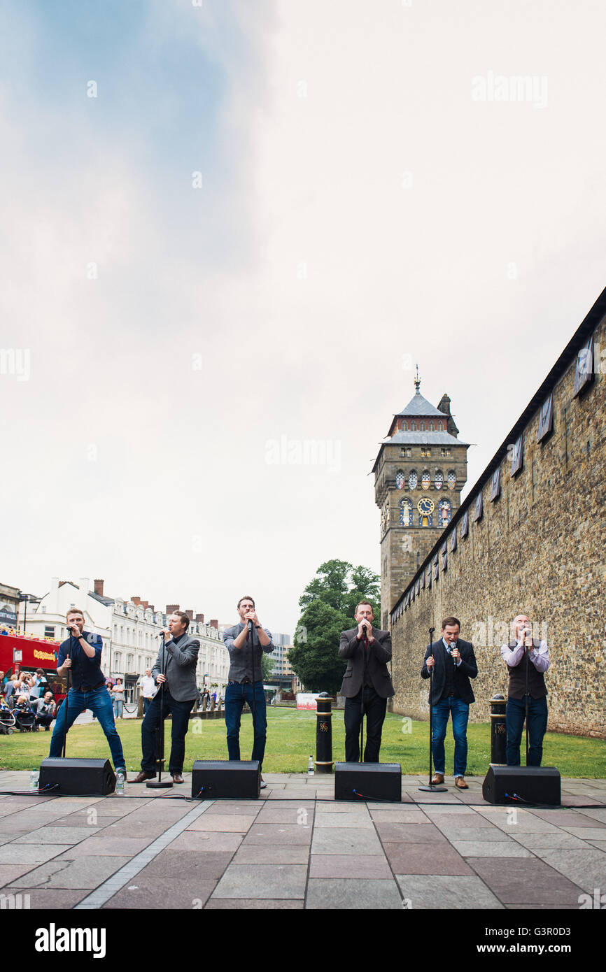 Solo gli uomini ad alta voce eseguire al di fuori del Castello di Cardiff come parte del coro orologio durante Wales Millennium Centre inaugurale del Festival della voce. Foto Stock