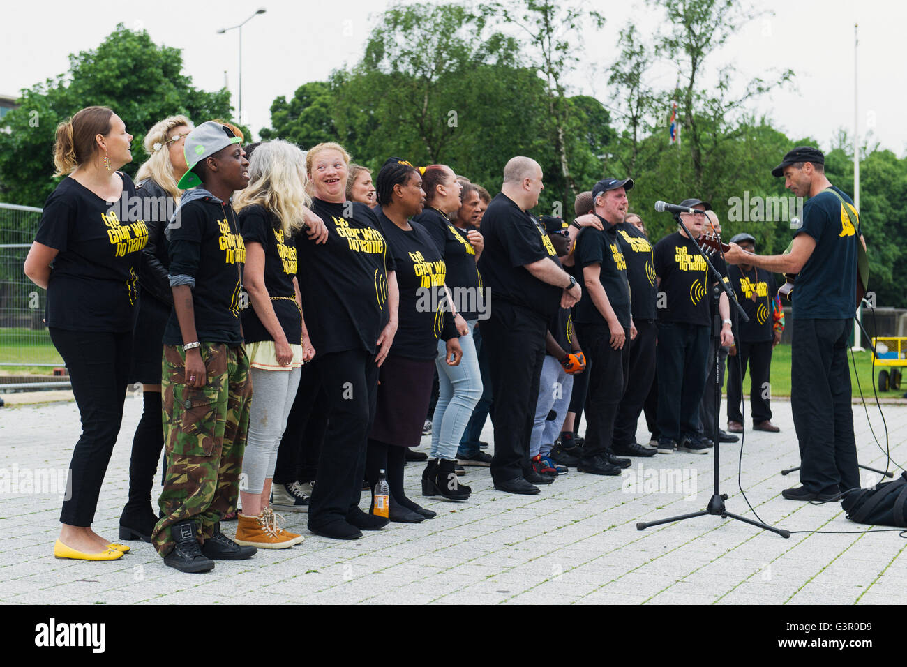 Il Coro con nessun nome, formato di senzatetto e gli emarginati, esegue in Cardiff come parte del Wales Millennium Centre del Festival della voce. Foto Stock