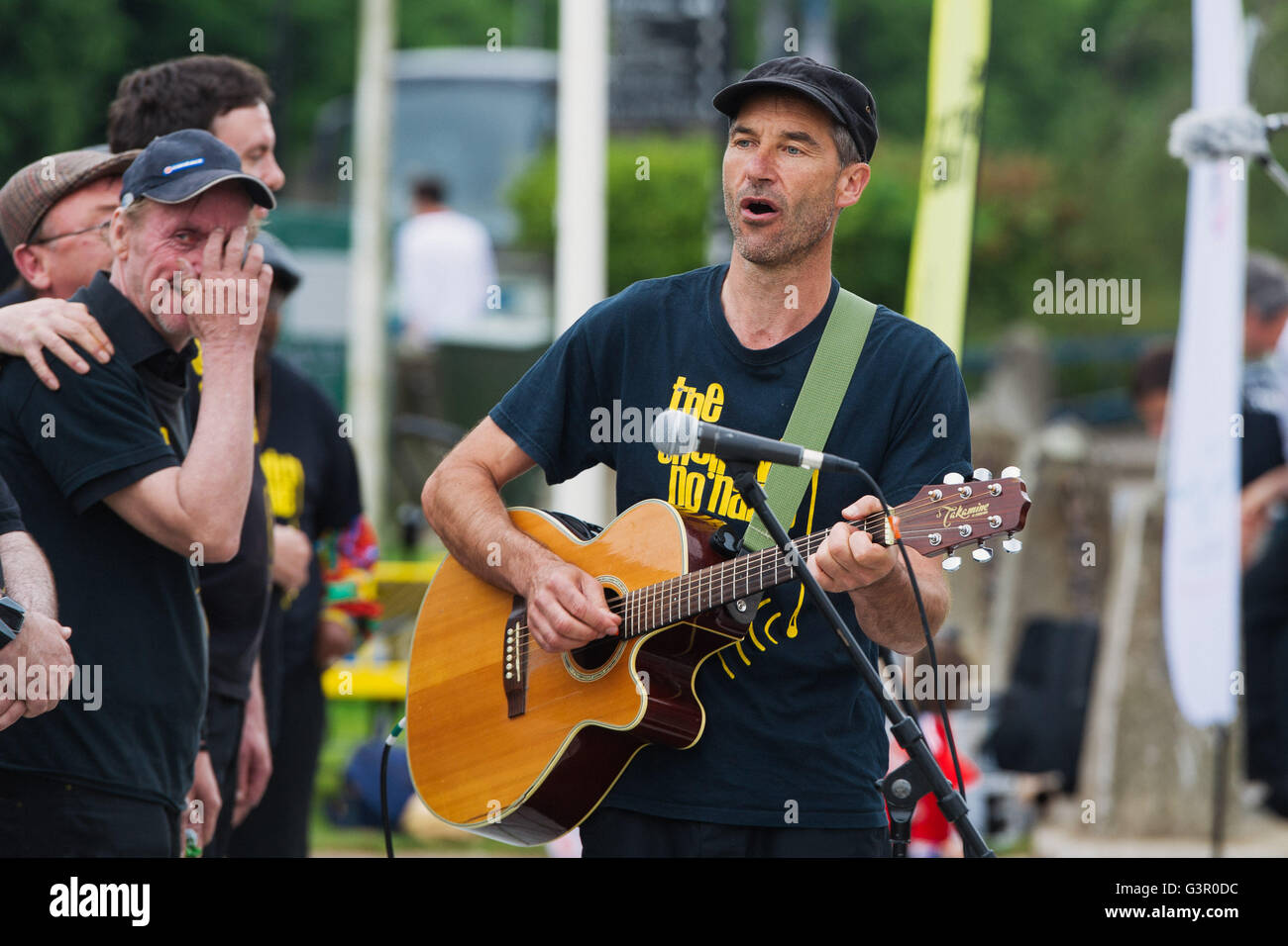 Il Coro con nessun nome, formato di senzatetto e gli emarginati, esegue in Cardiff come parte del Wales Millennium Centre del Festival della voce. Foto Stock