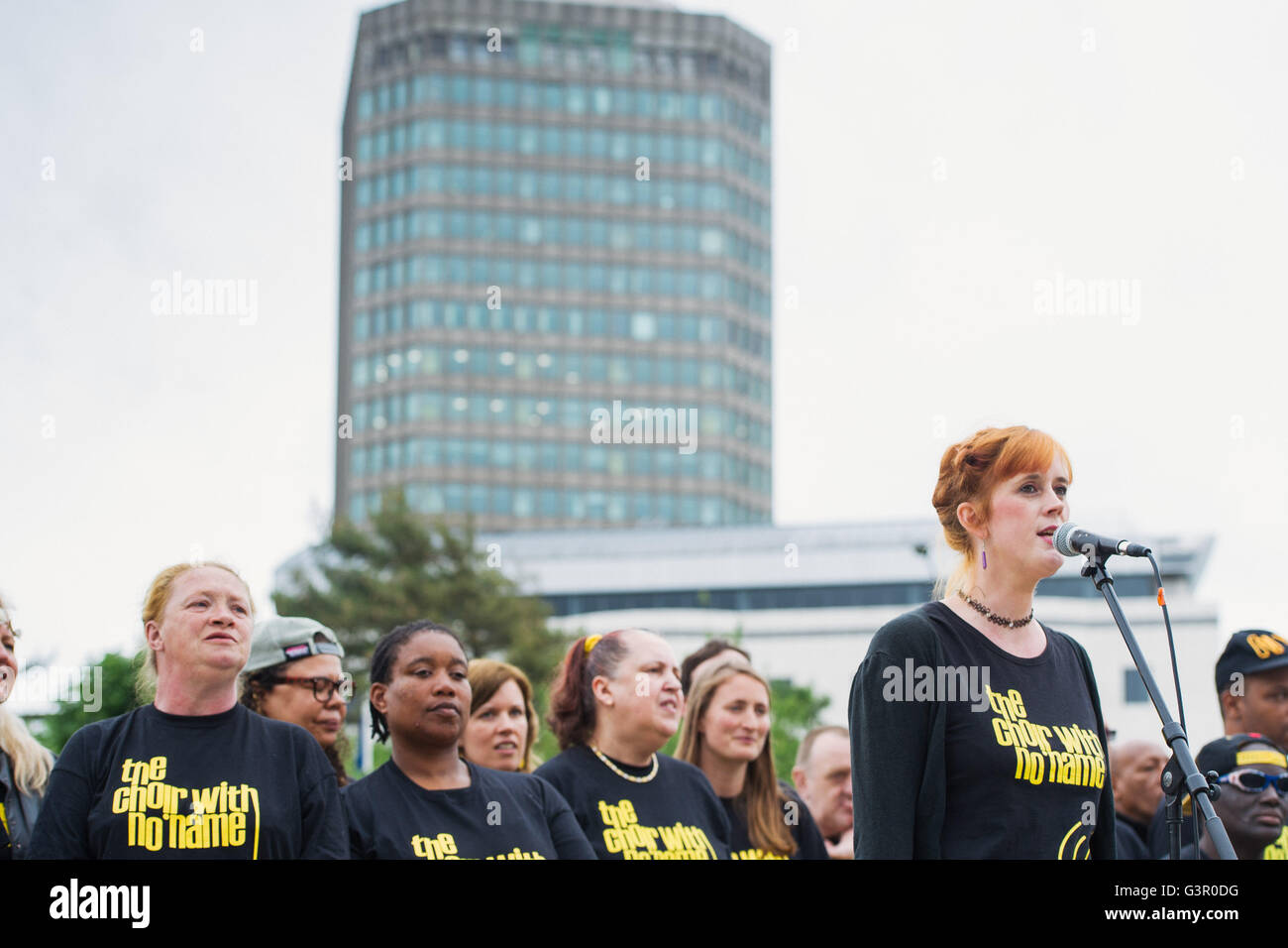 Il Coro con nessun nome, formato di senzatetto e gli emarginati, esegue in Cardiff come parte del Wales Millennium Centre del Festival della voce. Foto Stock