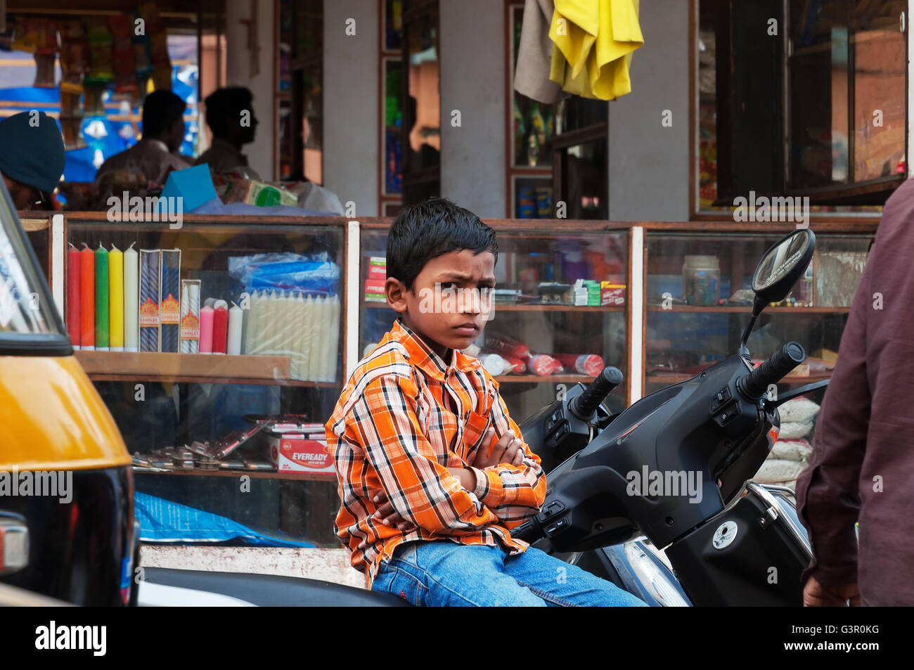 Indiani non identificato giovane ragazzo seduto sulla moto al mercato di Russell. Mercato di Russell Foto Stock