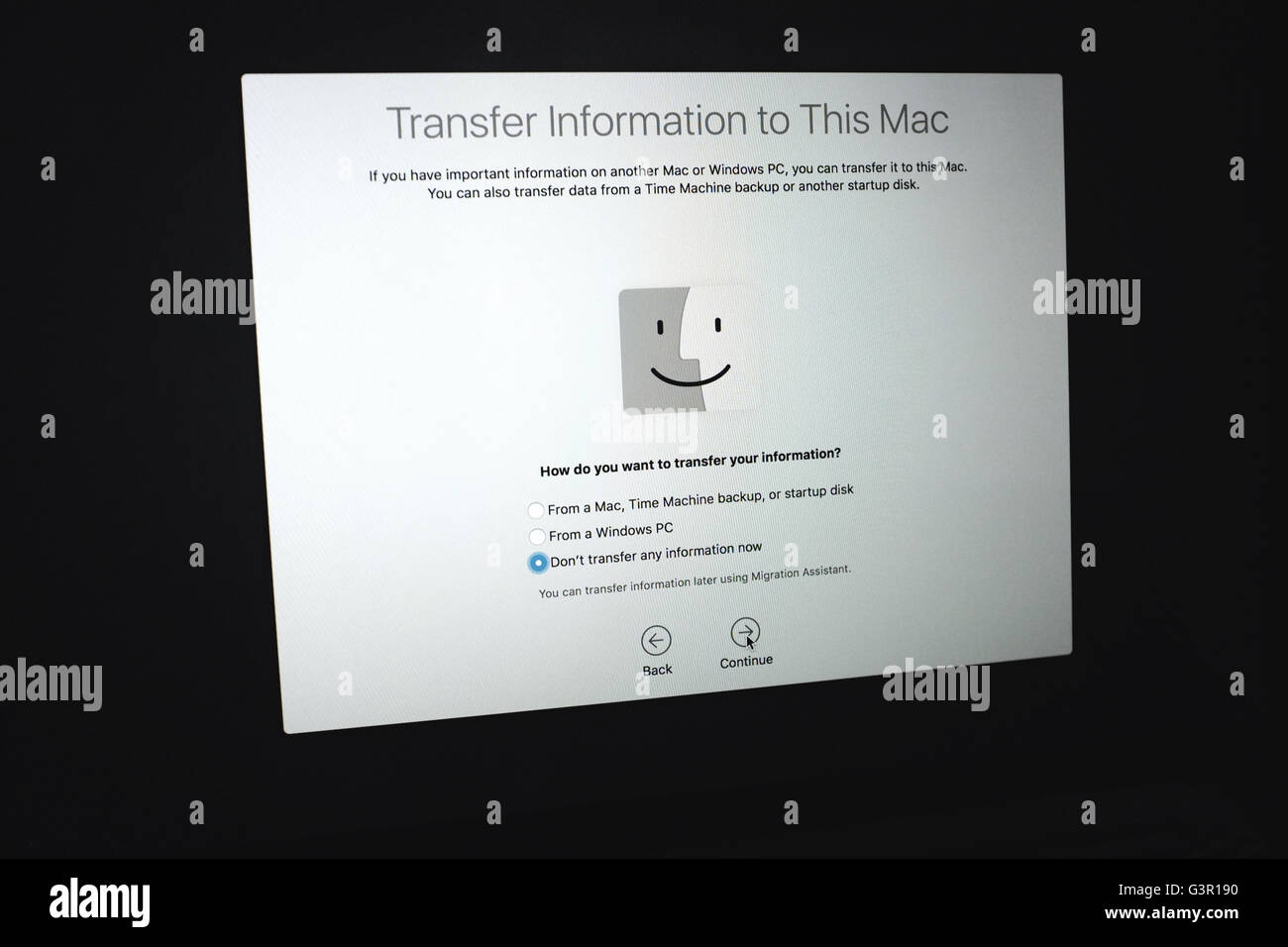 Il trasferimento di informazioni pagina visualizzata sullo schermo di un MacBook Apple computer portatile presso la configurazione iniziale. Foto Stock