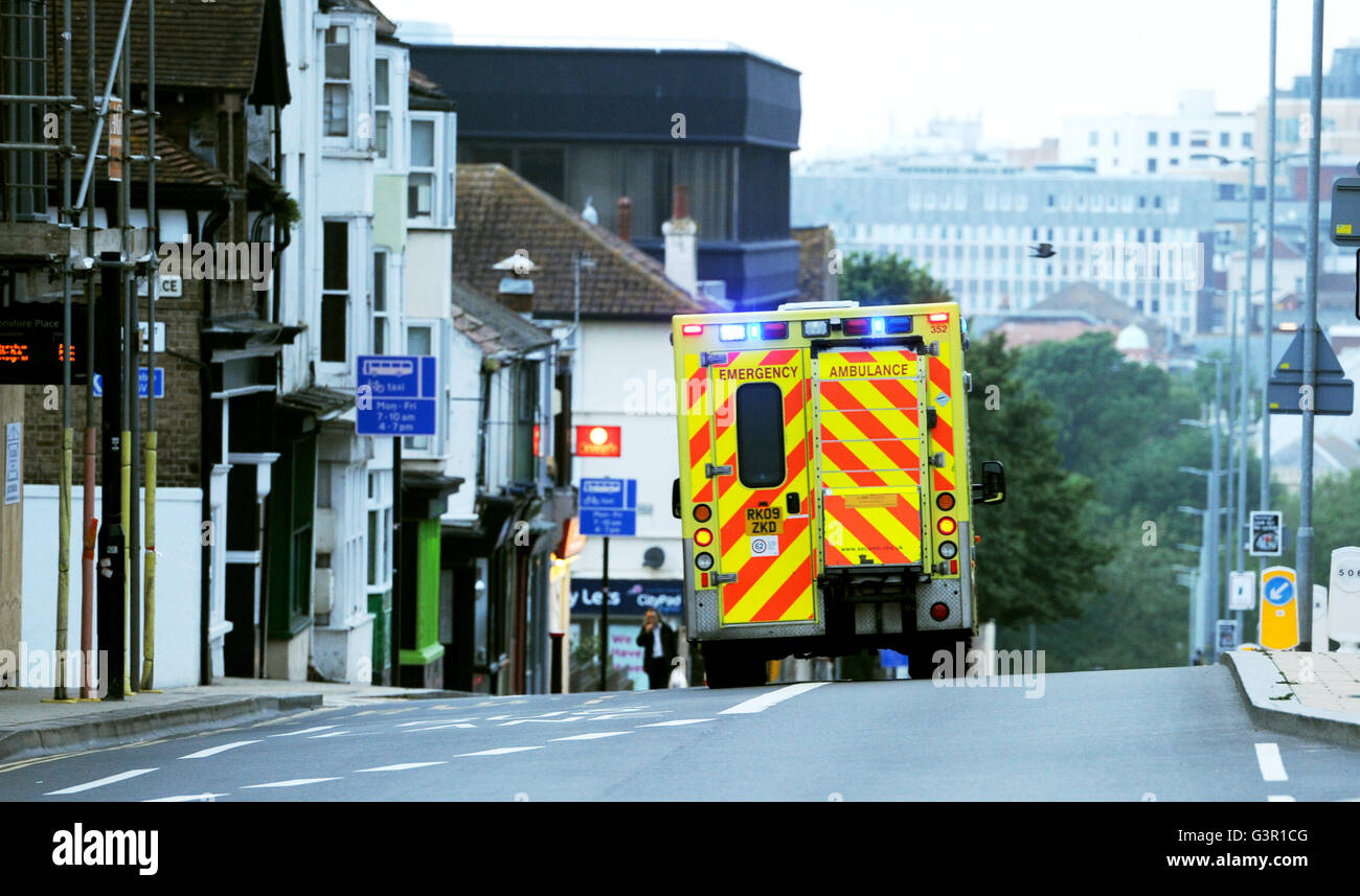 SECAmb ambulanza su una chiamata di emergenza con luce blu lampeggiante luci in Brighton Regno Unito Foto Stock