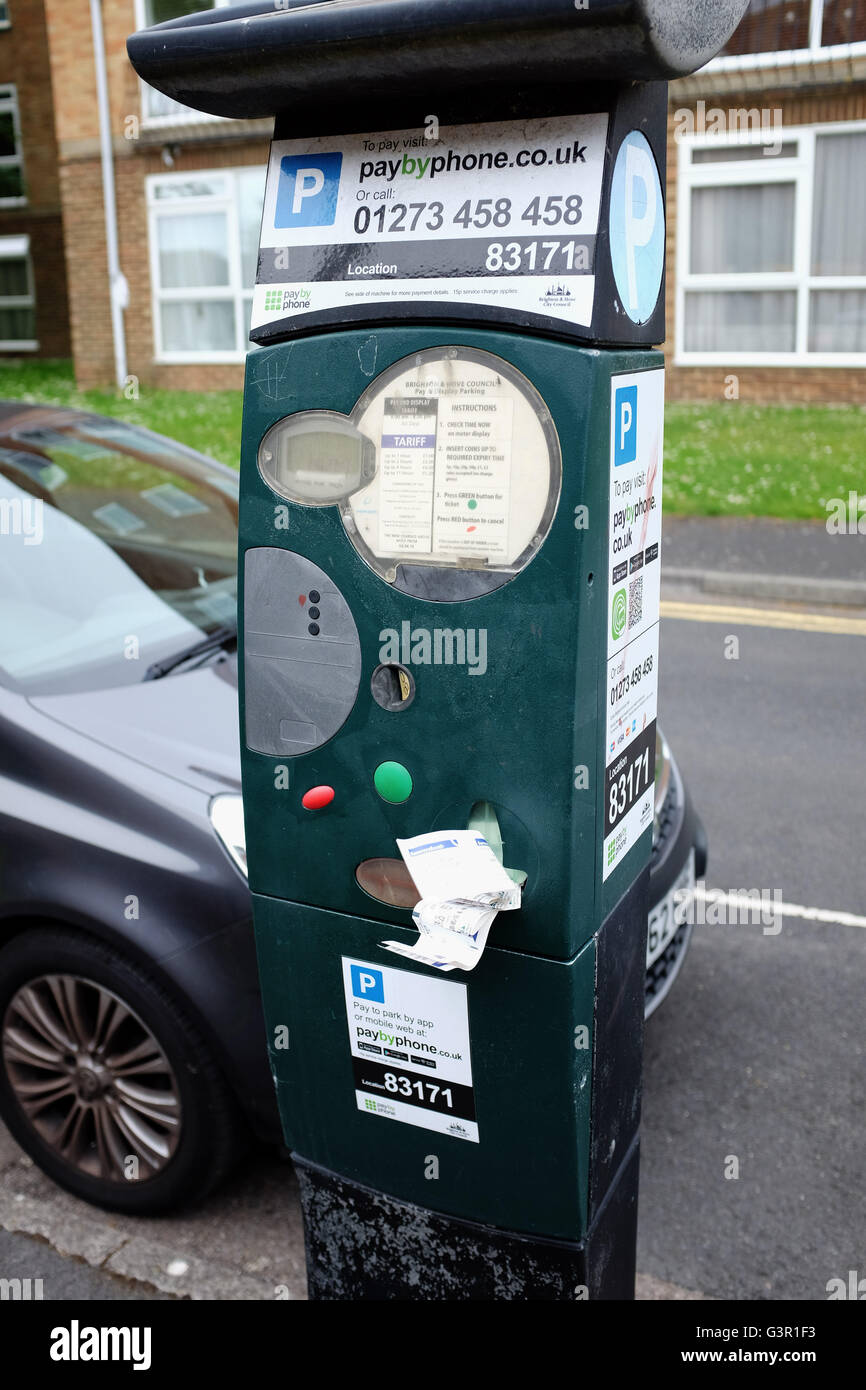 Parchimetro rotto nella città di Brighton stampando biglietti inutili con gli automobilisti frustrati del Regno Unito Foto Stock