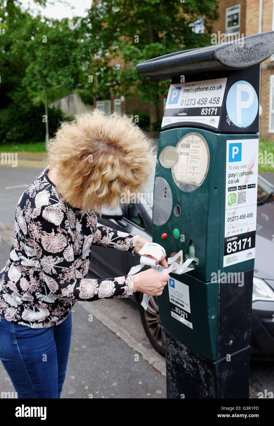 Rotto parcometro nella città di Brighton stampa inutile biglietti con frustrato automobilista femmina UK Foto Stock
