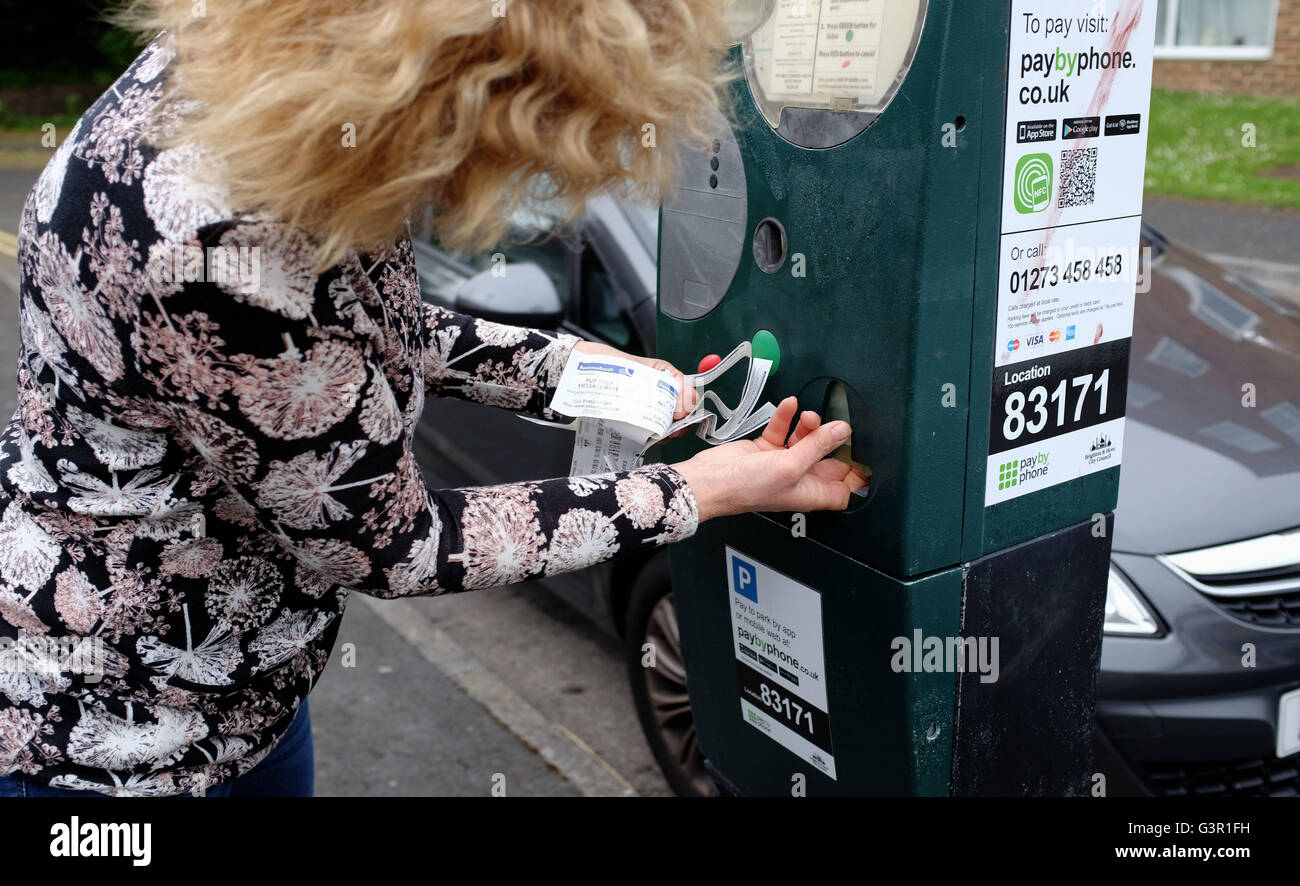 Rotto parcometro nella città di Brighton stampa inutile biglietti con frustrato automobilista femmina UK Foto Stock