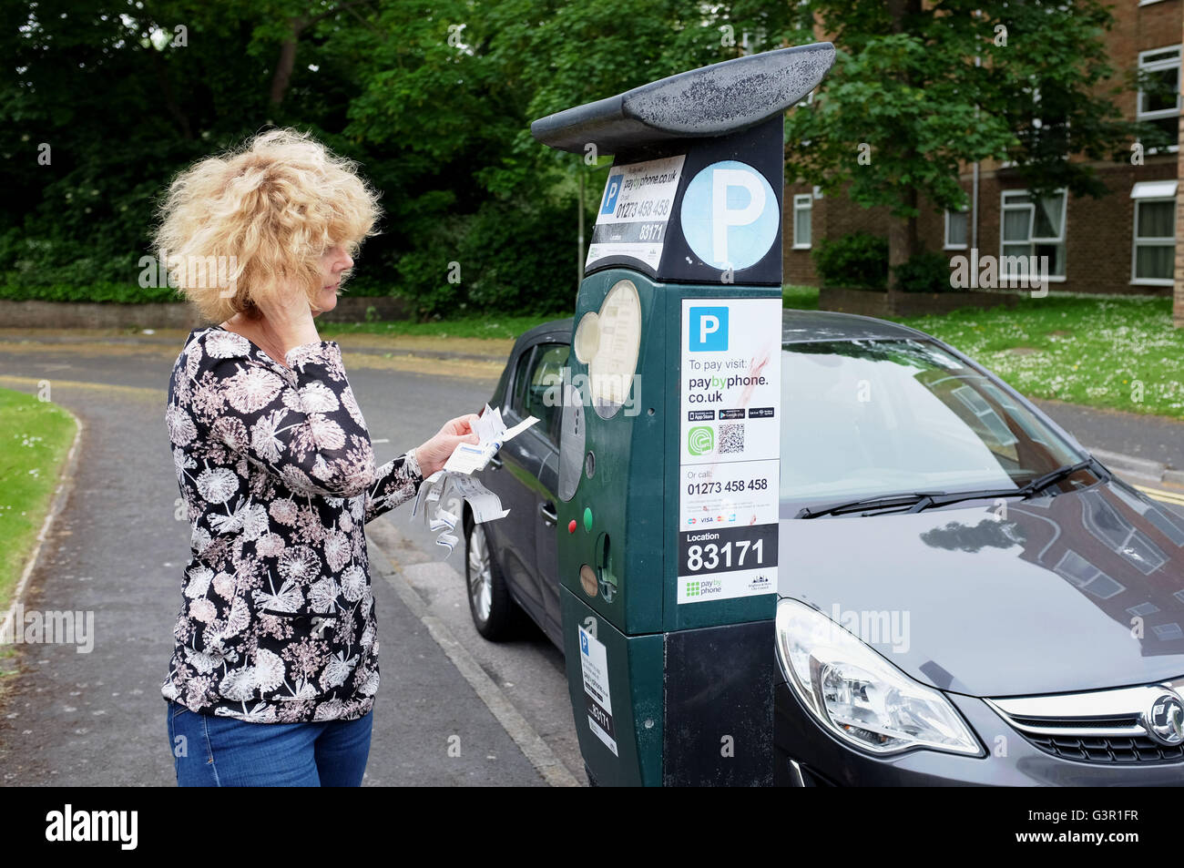 Rotto parcometro nella città di Brighton stampa inutile biglietti con frustrato automobilista femmina UK Foto Stock