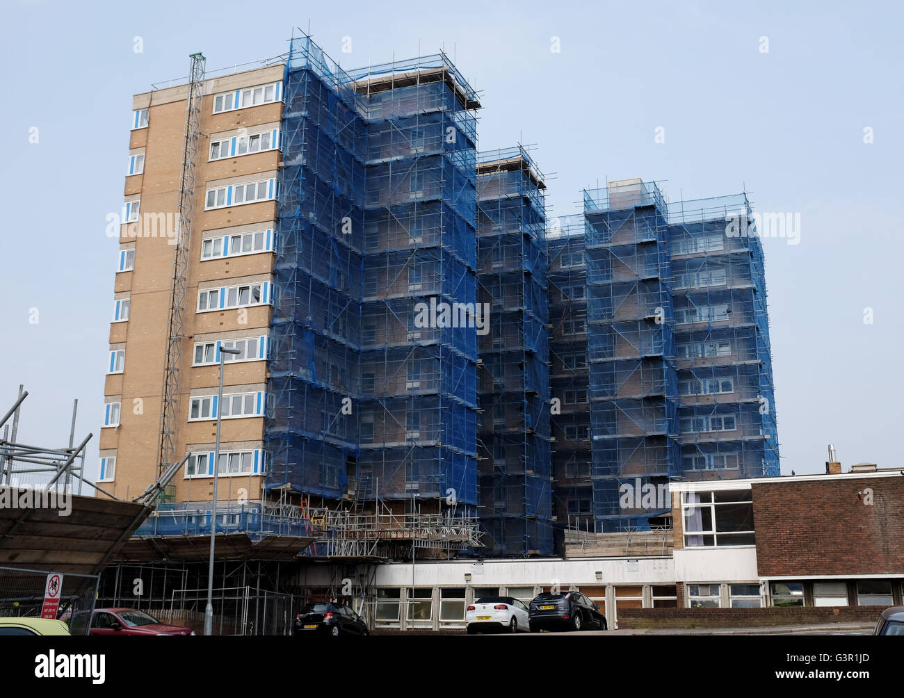 Consiglio appartamenti a Hove Brighton Regno Unito con i ponteggi e sicurezza netting in corso i lavori di manutenzione Foto Stock