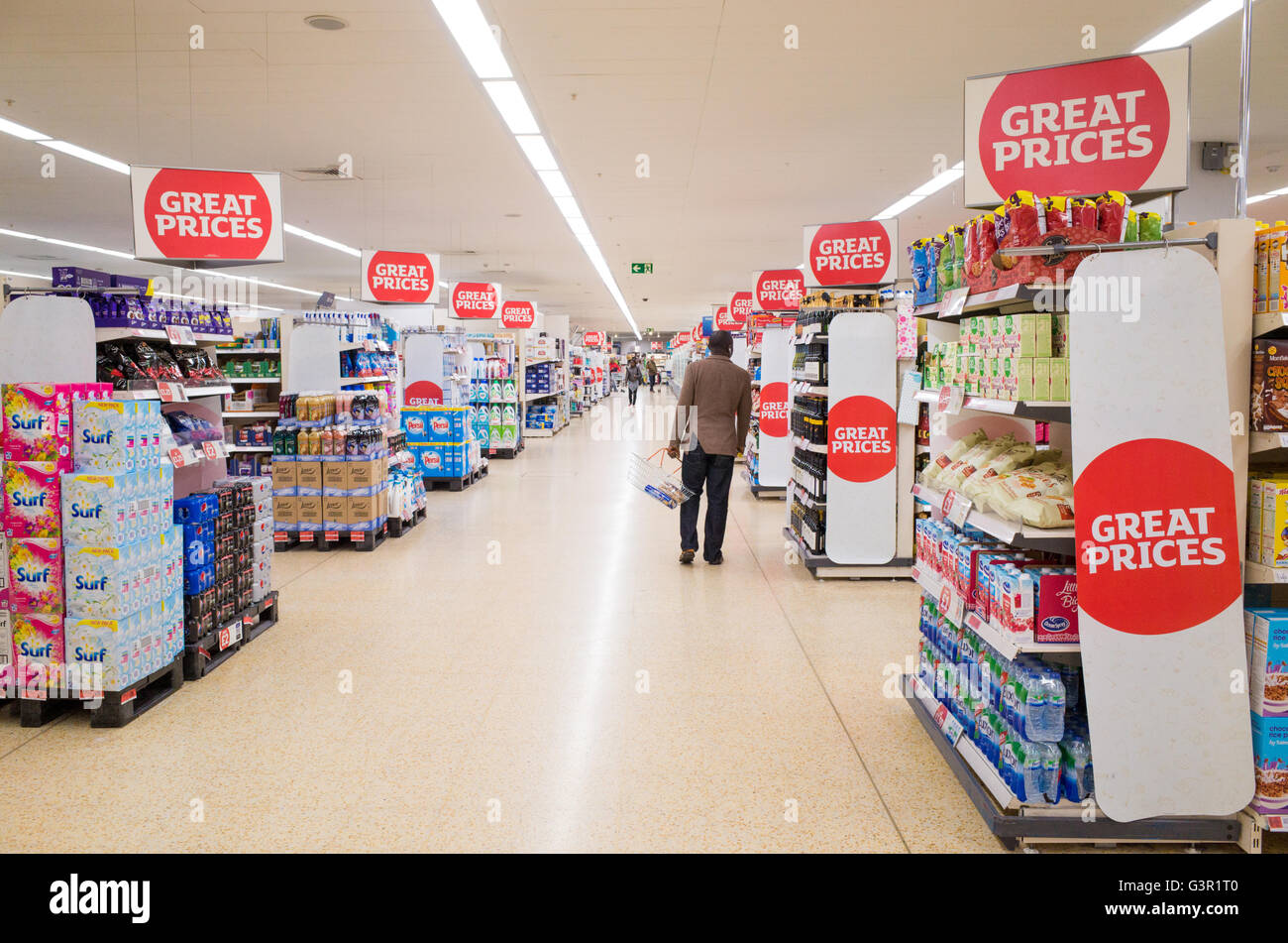 Le riduzioni di prezzi in Sainsbury's supermercato, England, Regno Unito Foto Stock