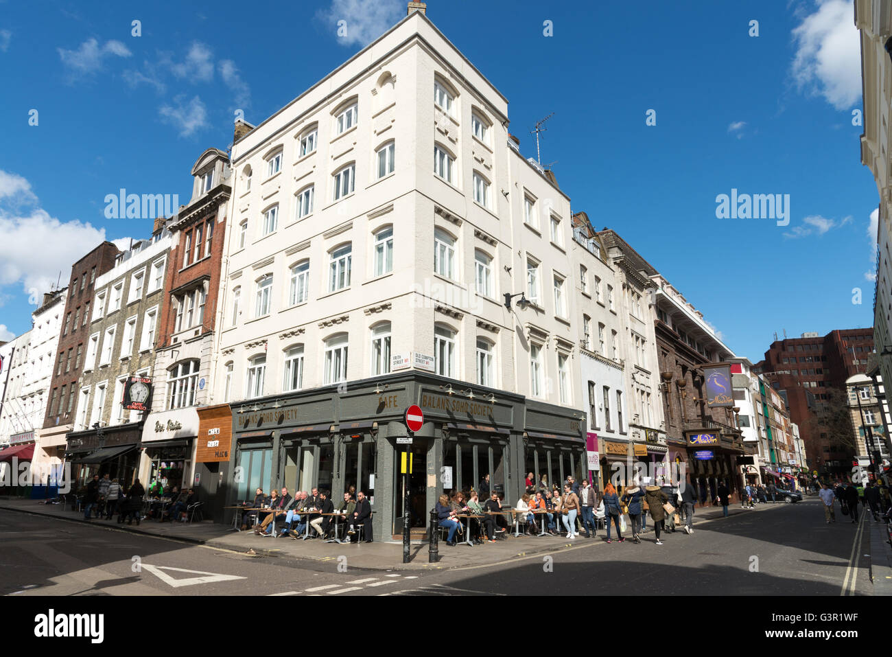 Angolo di Frith Street e Old Compton Street nel quartiere di Soho a Londra, Inghilterra, Regno Unito Foto Stock