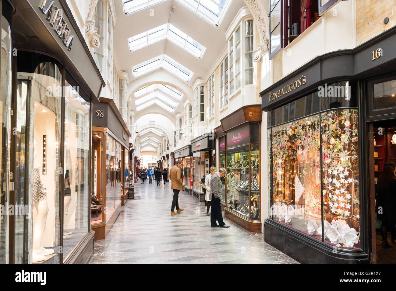 Sistemazione di negozi in Burlington Arcade, Piccadilly, Londra, Inghilterra, Regno Unito Foto Stock