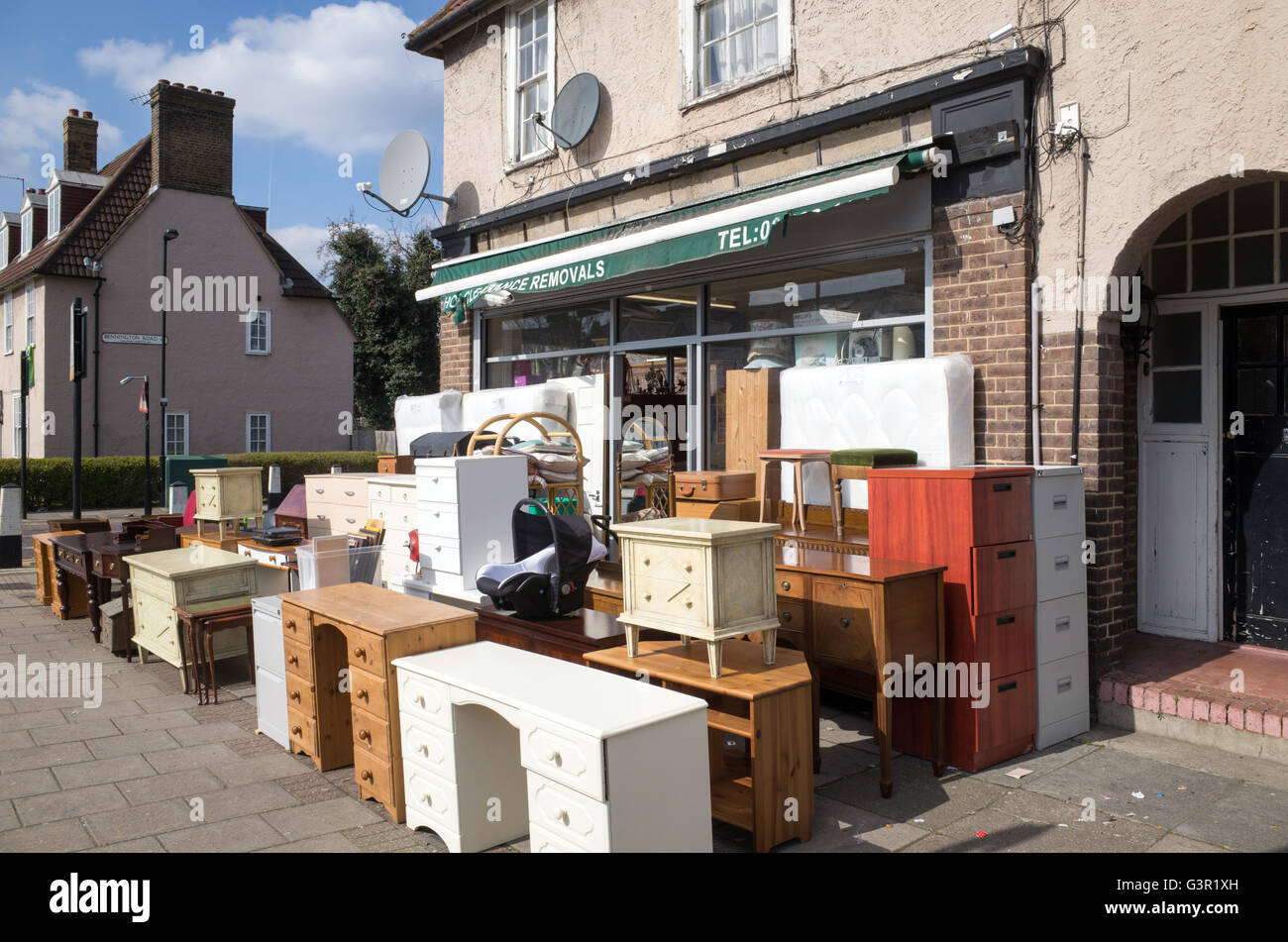 Di seconda mano negozio di arredamento in Tottenham, London, England, Regno Unito Foto Stock