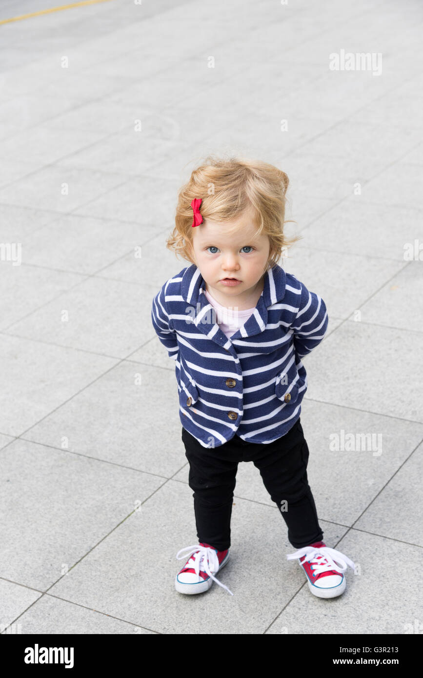 Un anno di età bambino in piedi fino all'aperto, England, Regno Unito Foto Stock
