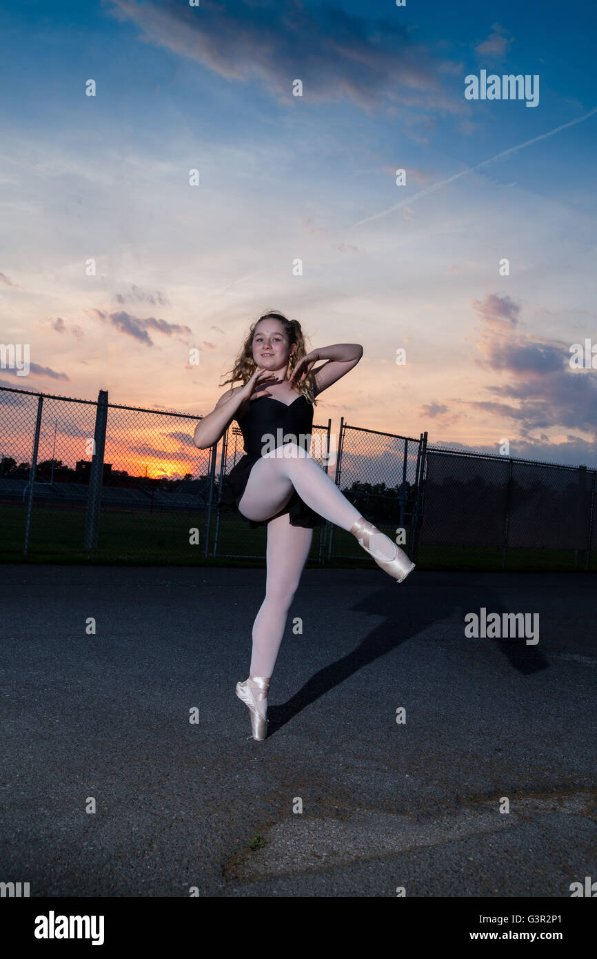 Giovani Tween caucasico pratiche ragazza Ballet nel suo cortile Foto Stock