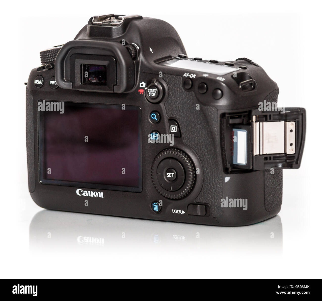 Stock Photo - CANON EOS 5DSR DSLR 50 megapixel full frame fotocamera  digitale, su uno sfondo bianco dal retro con porta della scheda Foto stock  - Alamy