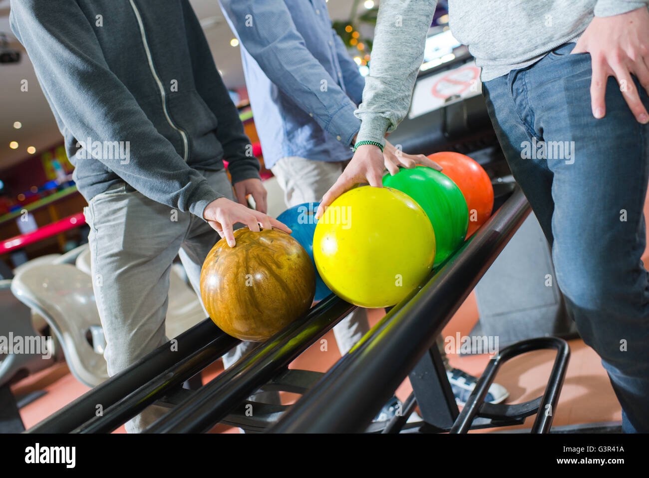 Prelevare le palle da bowling Foto Stock